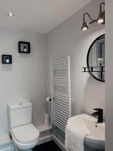 巴里山居酒店的白色的浴室设有卫生间和水槽。