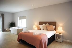 巴里山居酒店的一间卧室设有一张大床和一个窗户。