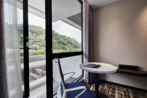 台北天阁酒店台北士林的客房设有书桌、桌子和窗户。