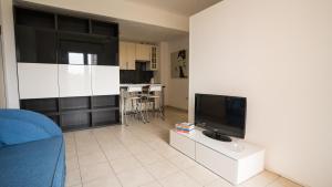 托里格兰德Welcomely - Il Rifugio delle Rondini的客厅配有蓝色的沙发和电视
