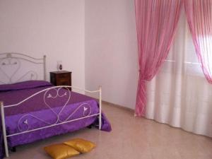 帕瑟科帕切科B&B酒店的一间卧室设有紫色的床和窗户
