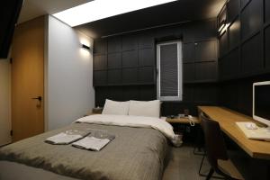 boutique hotel k Dongdaemun客房内的一张或多张床位