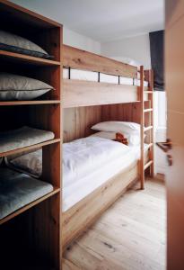 米特尔贝格Walser ART的一间卧室配有两张双层床。
