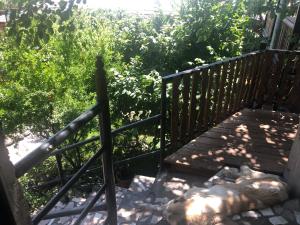 埃里温Master's House Dayan的木楼梯,有栅栏和灌木丛