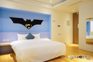 马公宸枫民宿的卧室配有一张挂着 ⁇ 蝠标志的床铺