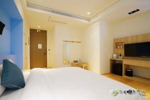 马公宸枫民宿的卧室配有一张白色大床和一台平面电视。