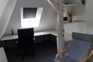 希尔德斯海姆Helle 2-Zimmerwohnung am Stadtrand的小房间配有一张桌子和一把椅子