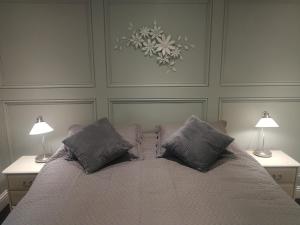 格拉斯顿伯里海顿之家旅馆的一间卧室配有一张大床和两盏灯