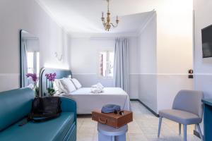 罗马德里佛酒店的卧室配有白色的床和蓝色的沙发