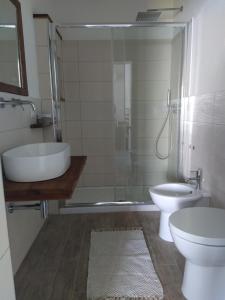 马拉泰亚Judia Camere sul mare的带浴缸、卫生间和盥洗盆的浴室