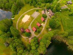 伊格纳利纳AB Imeda poilsiavietė的享有拥有房屋和道路的农场的空中景致