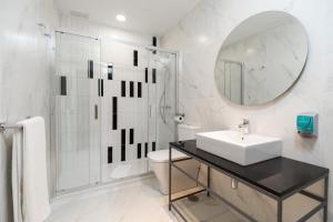 加的斯Tandem Puerto Chico的白色的浴室设有水槽和镜子