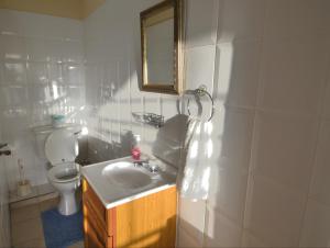 圣乔治The Langdon House的一间带水槽、卫生间和镜子的浴室