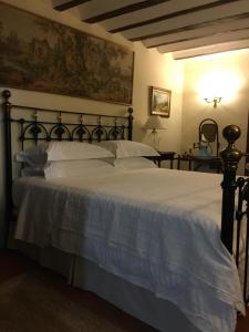 钦琼Casa San Roque的一间卧室配有一张带白色床单的大床