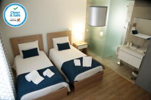 FozCoudelaria Residence的小型客房 - 带两张床和浴室