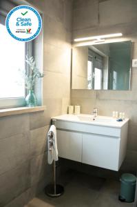 FozCoudelaria Residence的浴室设有白色水槽和镜子