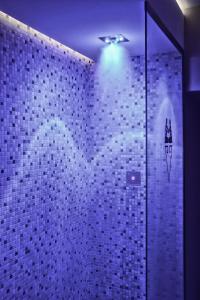 菲乌吉旅游健康及美容酒店的浴室设有瓷砖墙,内心深处