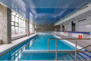 布科维纳-塔钱斯卡利斯度假村的大楼内一个蓝色的大型游泳池