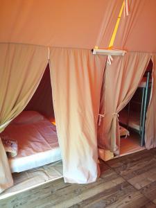 Camping de Marcilly sur Vienne客房内的一张或多张床位