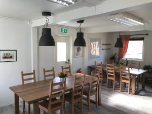 朗伊尔城豪根斯瓦尔巴旅馆的一间带木桌和椅子的用餐室