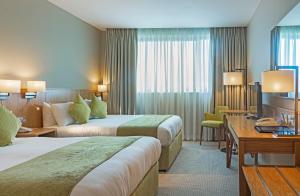 戈曼斯顿城北会议中心酒店的酒店客房配有两张床和一张书桌