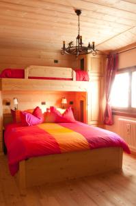 阿尔塔泰尔梅Profum Di Bosc的小屋内一间卧室,配有一张大床