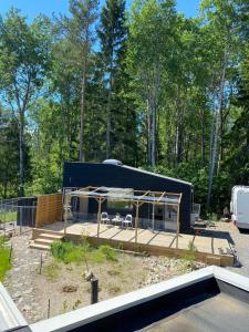 奥克什贝里亚Tiny house in the middle of nature的停车场内有树木的拖车