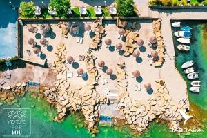 皮兰Barbara Piran Beach Hotel的牛雕塑的空中景观