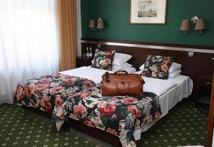 卡尔图济Hotel i Restauracja "Pod Orłem"的酒店客房,配有两张床,座位上有一个袋子