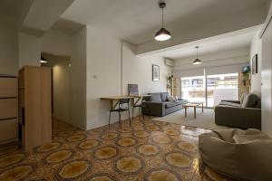利马索尔White Hostel的客厅配有沙发和桌子