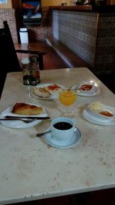 塞尔塞迪利亚La Parra de Pepa的餐桌,盘子,咖啡