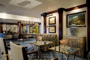 开普敦十二使徒水疗酒店的一个带沙发和桌子的大堂和一间酒吧