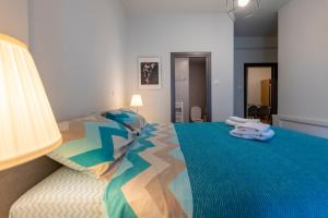雅典Modern 5BD Apartment in the Heart of Athens的一间卧室配有带毛巾的床