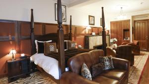 卡萨布兰卡Hôtel particulier Le DOGE - Relais & Châteaux的一间卧室配有一张床和一张皮椅