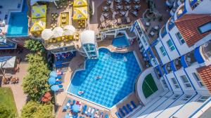 索佐波尔Hotel Villa List的游乐园游泳池的顶部景观