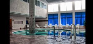 苏塞乐摩纳哥酒店和海水浴的一座大建筑,在一座建筑中设有游泳池