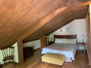 哈卡查理酒店的一间卧室设有一张床和木制天花板
