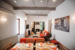卡洛帕尼亚伊奥蒂斯Hani Chrysomilou的一间带桌椅的餐厅和一间客厅