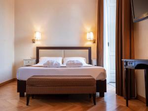 科拉迪拉齐塞帕尔科特马乐迪戴瑟德力别墅的一间卧室配有一张带两个枕头的床