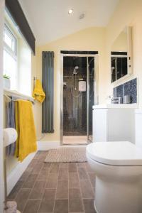 兰戈伦Nesscliffe的带淋浴和卫生间的浴室。