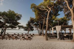 沃迪切蓬塔酒店的海滩上设有桌椅和遮阳伞