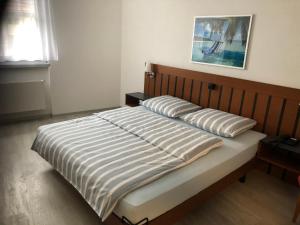 格伦兴帕萨厅酒店及餐厅的卧室内的一张带两个枕头的床