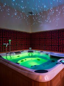 科拉迪拉齐塞帕尔科特马乐迪戴瑟德力别墅的客房内的按摩浴缸,带绿水