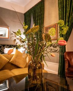 斯德哥尔摩Victory Hotel的客厅里带花的花瓶