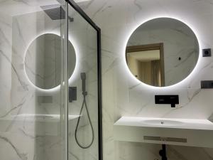 内尔哈内尔哈酒店的带淋浴、盥洗盆和镜子的浴室