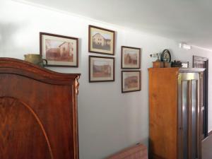 卡什佩尔斯凯霍里Pension Červená的卧室配有一张床,墙上挂有图片
