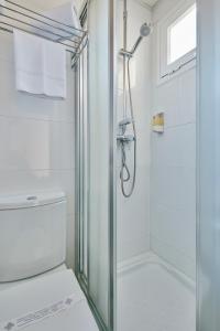 巴塞罗那途经酒店的浴室里设有玻璃门淋浴