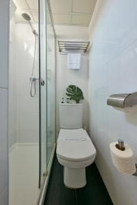 巴塞罗那途经酒店的白色的浴室设有卫生间和淋浴。