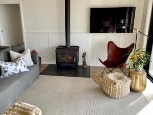 Emu BayThe Cape的带沙发和壁炉的客厅
