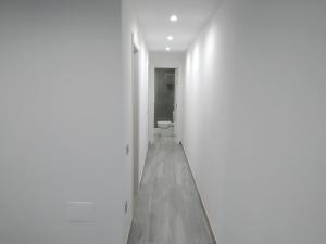 莫罗德哈布雷Jandia Suite的白色房间带厕所的走廊